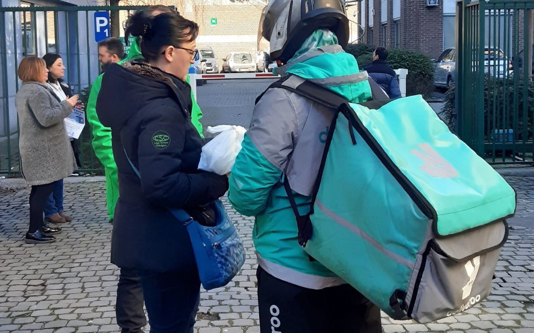 La CSC se fait livrer des repas  Deliveroo pour convaincre les coursiers de se joindre à une action en justice