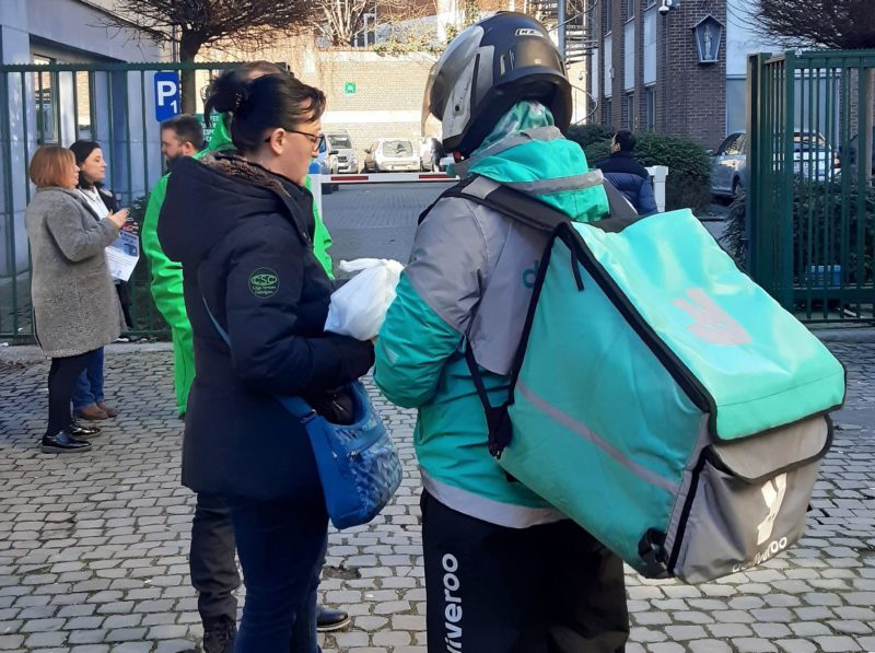La CSC se fait livrer des repas  Deliveroo pour convaincre les coursiers de se joindre à une action en justice