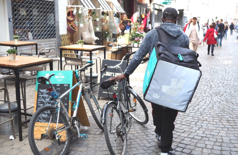 Action des coursiers Deliveroo place Cathédrale et la rue Pont d’Avroy