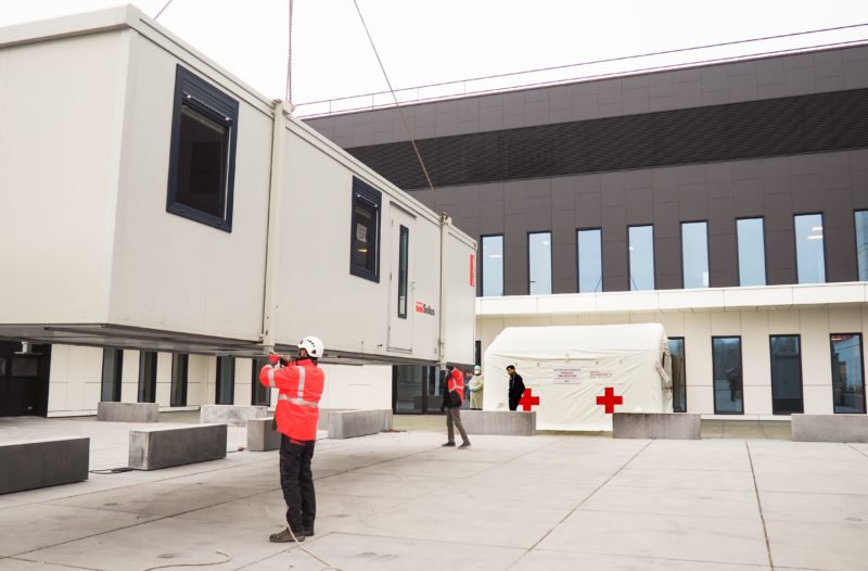 Les hôpitaux liégeois installent containers et tentes devant les urgences en vue d’un pic de malades du Covid-19