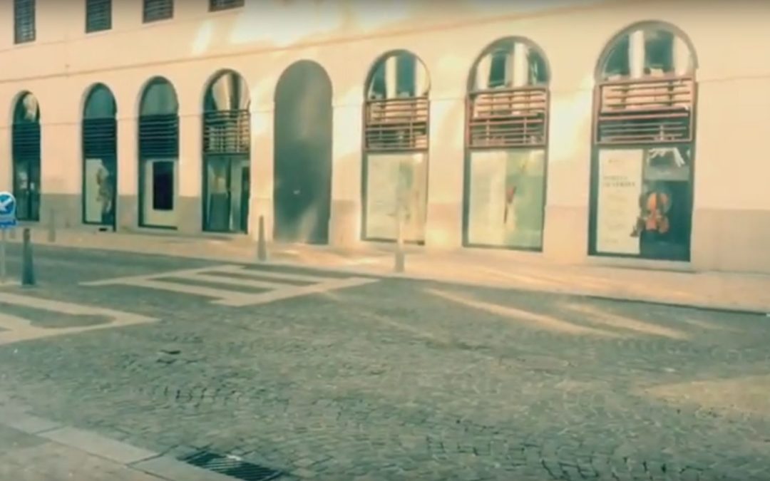 Cette vidéo artistique montre les rues du centre-ville complémentent désertes
