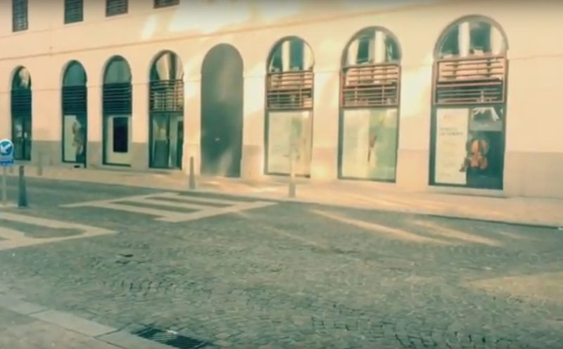 Cette vidéo artistique montre les rues du centre-ville complémentent désertes