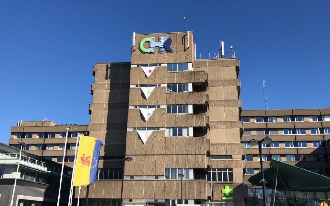 Drapeaux pour la victoire sur la façade du CHR de la Citadelle