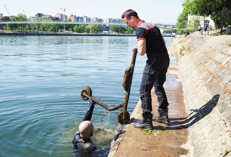 Pêche à la trottinette dans la Meuse: les pompiers liégeois ont fait quelques belles prises