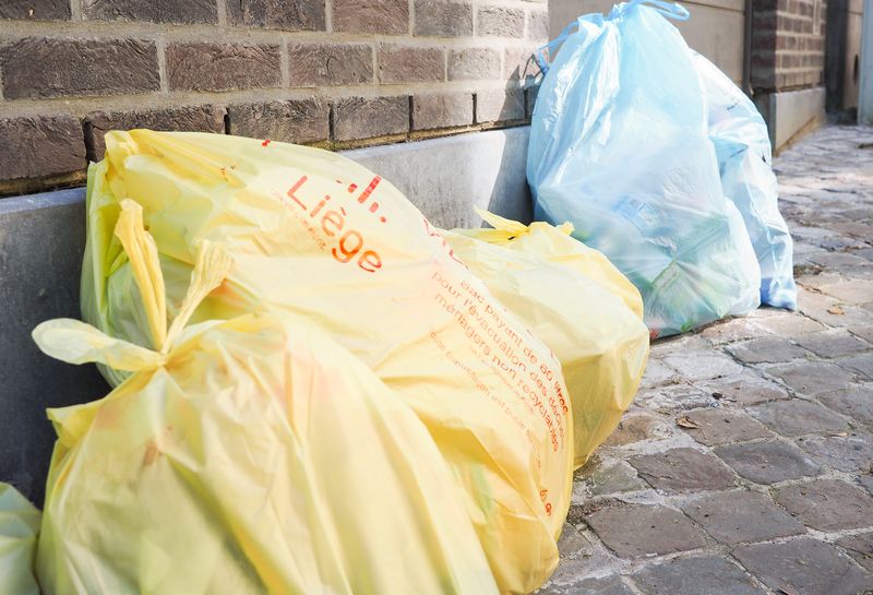 Certains grands magasins refusent désormais les bons de la Ville pour les sacs poubelle