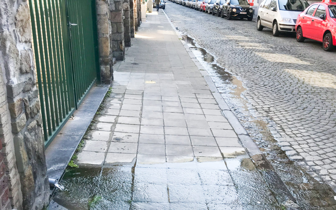 Des dizaines de mètres cubes d’eau s’écoulent pour rien dans le caniveau rue des Franchimontois