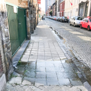 Des dizaines de mètres cubes d’eau s’écoulent pour rien dans le caniveau rue des Franchimontois