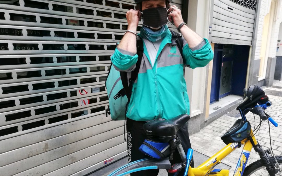 Un collectif distribue du matériel de protection aux coursiers à vélo