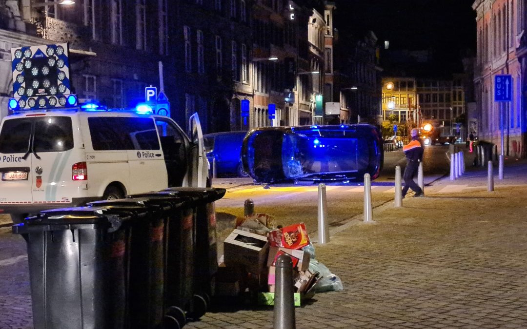 Une Mercedes termine sur le flanc cette nuit rue Hors-Château