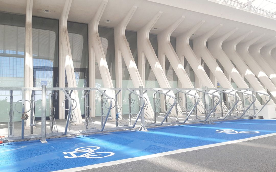 Enfin un parking vélos et motos sur la zone “kiss & ride” de la gare des Guillemins