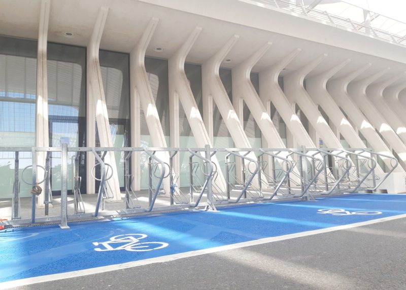 Enfin un parking vélos et motos sur la zone « kiss & ride » de la gare des Guillemins