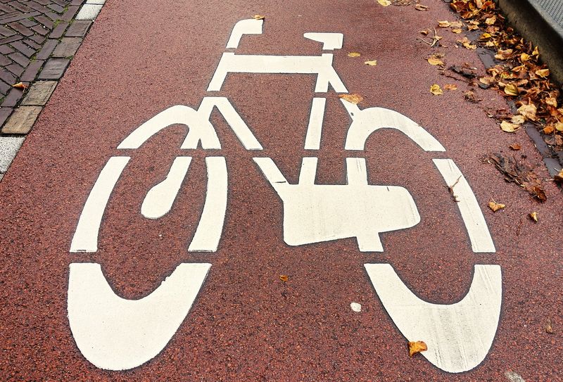 Première piste cyclable avec un revêtement ocre
