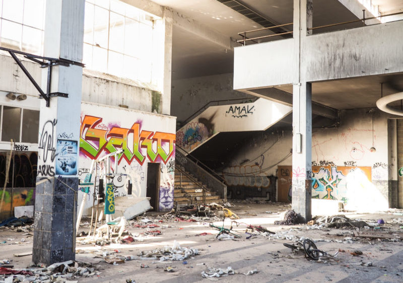 Laissée aux vandales l’ancienne patinoire de Coronmeuse se délabre: visite à l’intérieur