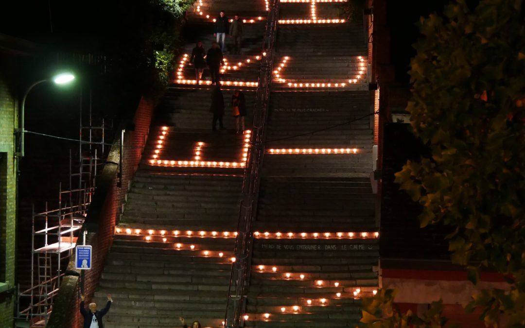 Les escaliers de Bueren illuminés en hommage à Michel Firket