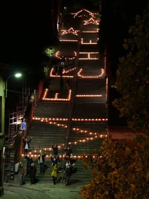 Les escaliers de Bueren illuminés en hommage à Michel Firket