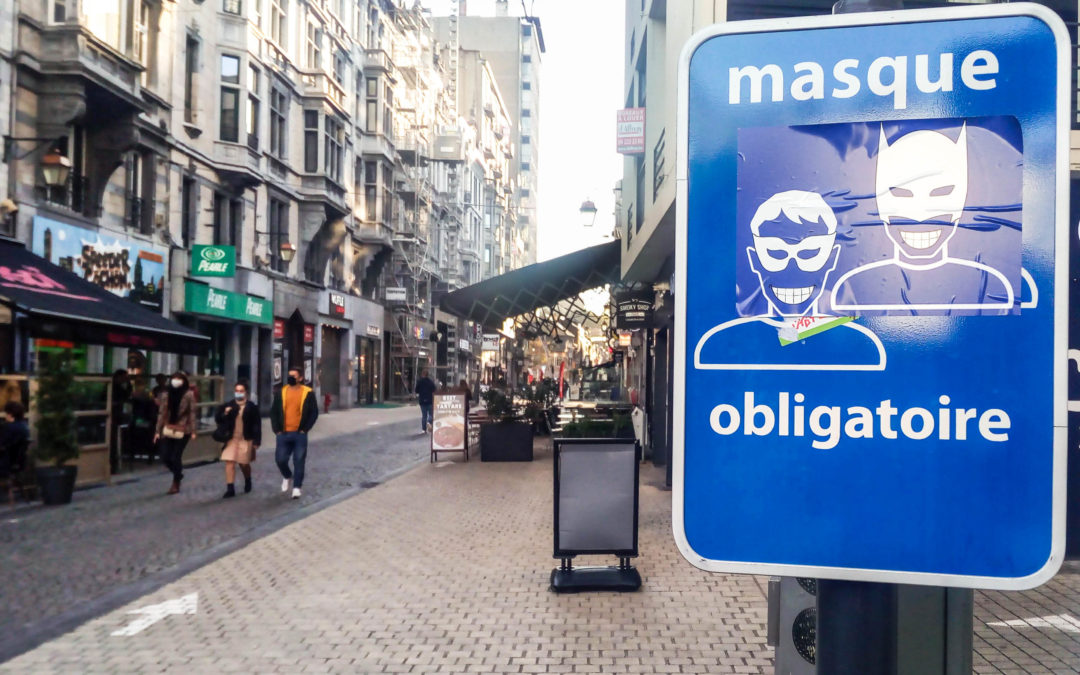 Une série de panneaux «masque obligatoire» détournés façon Batman au centre-ville