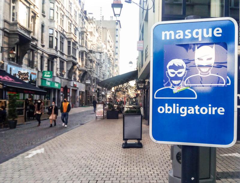 Une série de panneaux «masque obligatoire» détournés façon Batman au centre-ville