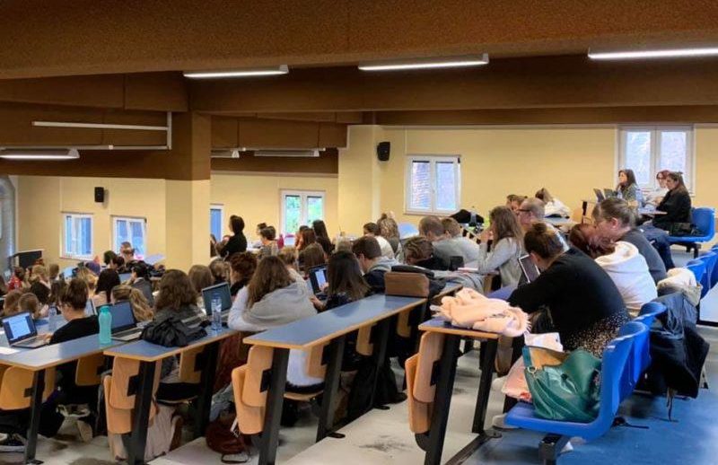 Le direction de l’HELMo demande qu’on accueille ses stagiaires dans le secteur social