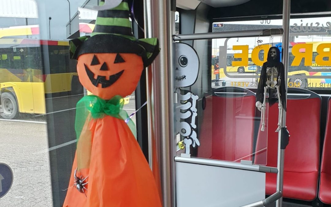 Un bus du TEC décoré à l’intérieur sur le thème d’Halloween