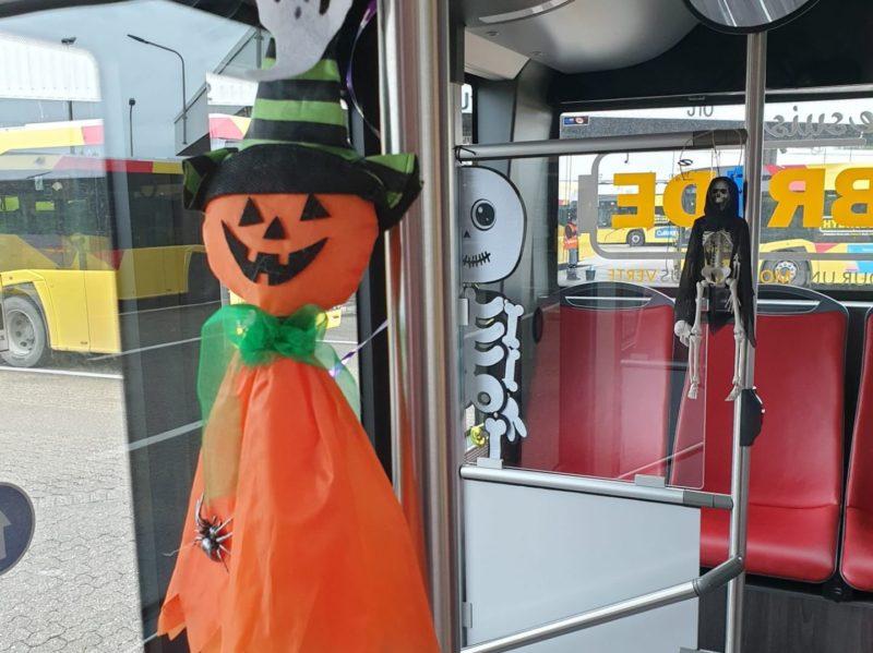 Un bus du TEC décoré à l’intérieur sur le thème d’Halloween