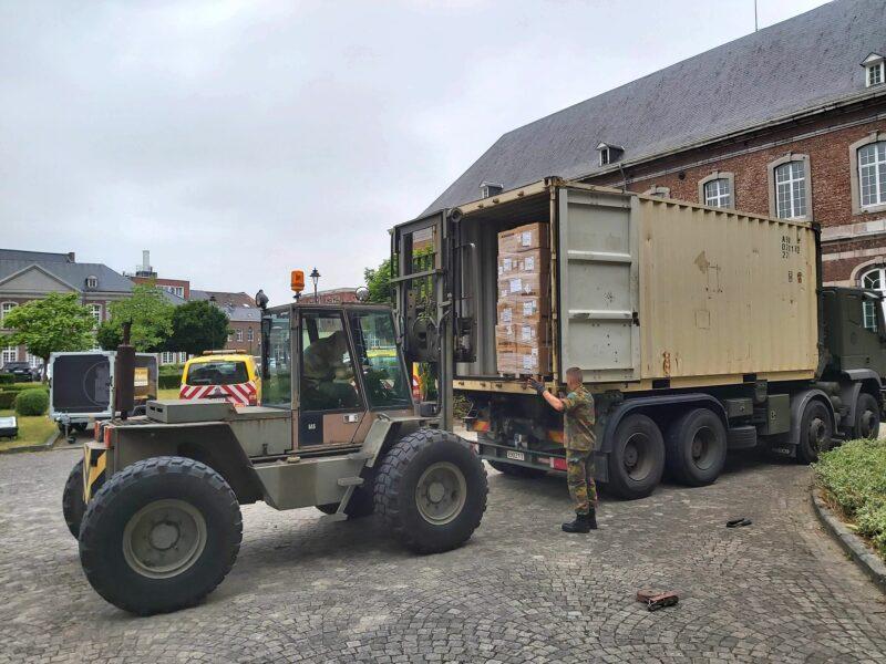 L’armée offre des surplus aux SDF liégeois: 1000 chaussettes, 700 caleçons, 200 chaussures,…