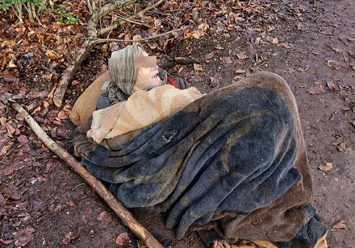 Peut-on laisser un homme de 70 ans dormir dans les bois sous des couvertures en plein hiver?