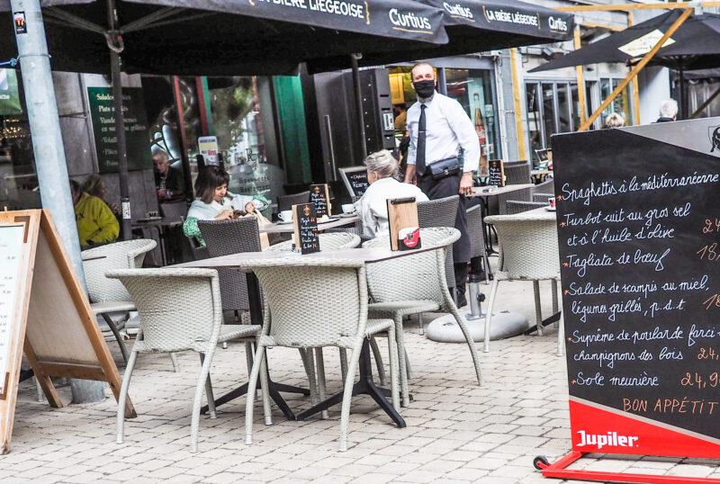 « Au lieu de déambuler en rue les clients des commerces devraient attendre dans les cafés », estime le président du commerce liégeois