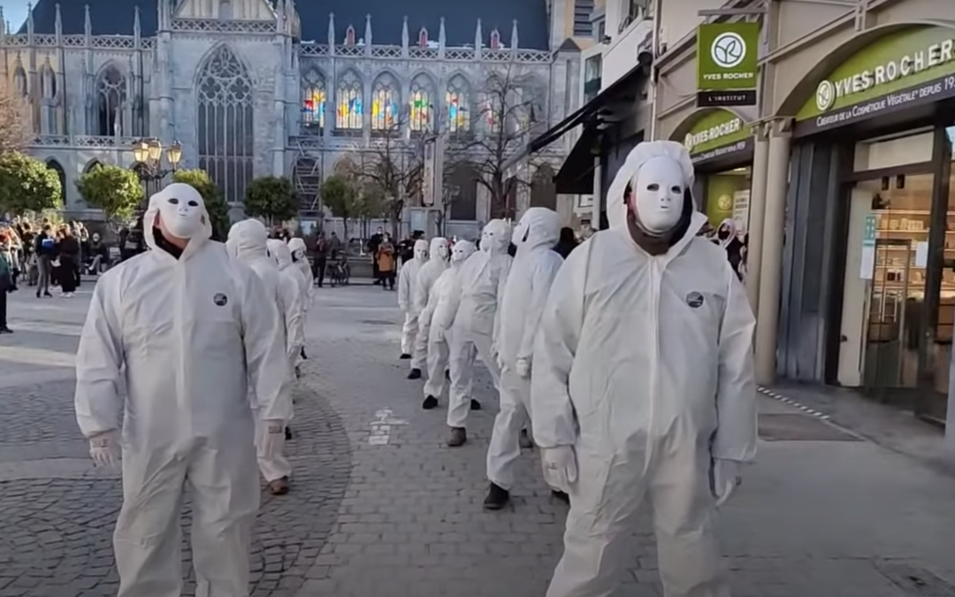 Des hommes en blanc dansent place Cathédrale pour dénoncer « la dictature sanitaire »