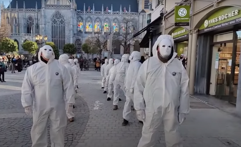 Des hommes en blanc dansent place Cathédrale pour dénoncer « la dictature sanitaire »