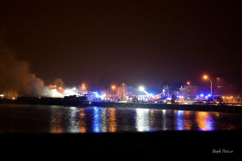 Une péniche en feu quai de Coronmeuse