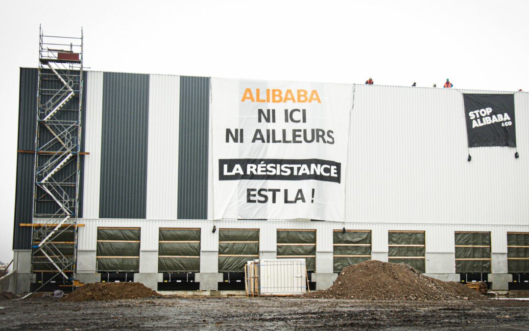Le collectif Stop Alibaba déploie une grande bâche sur le futur entrepôt de Liège Airport