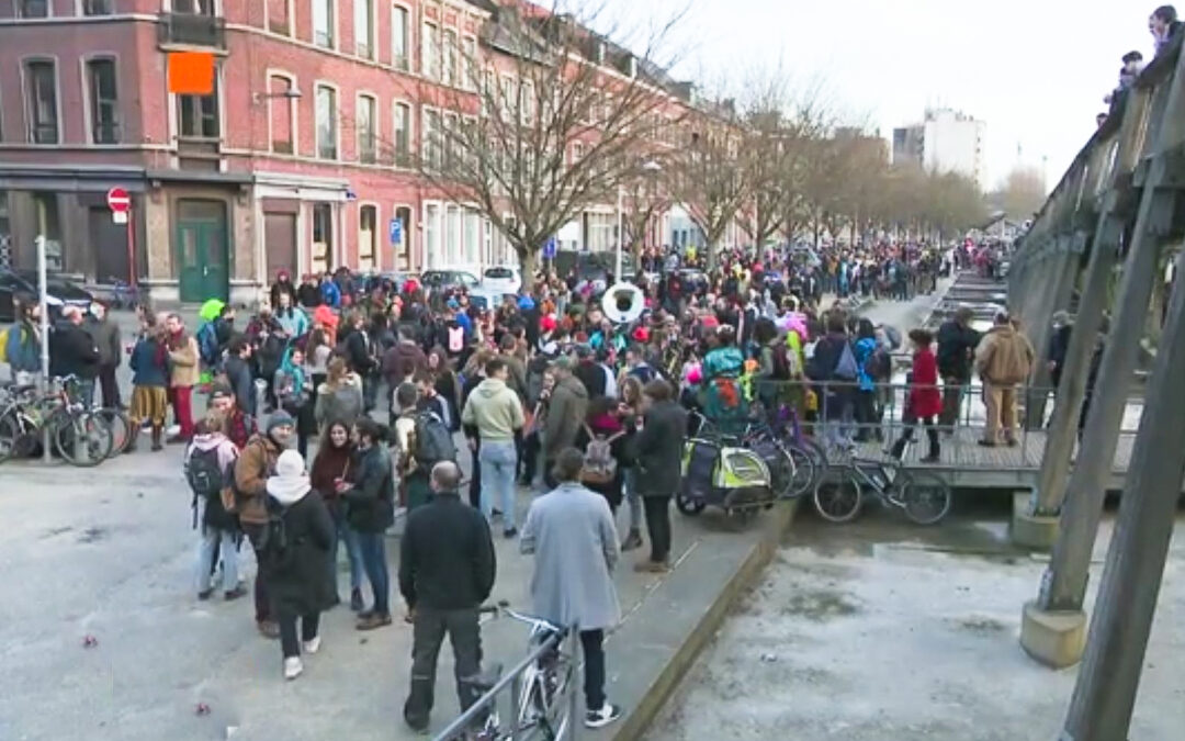 La manifestation pour le secteur culturel vire en gros carnaval improvisé à Saint-Léonard