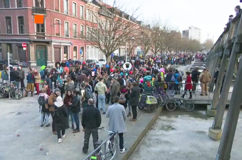 La manifestation pour le secteur culturel vire en gros carnaval improvisé à Saint-Léonard