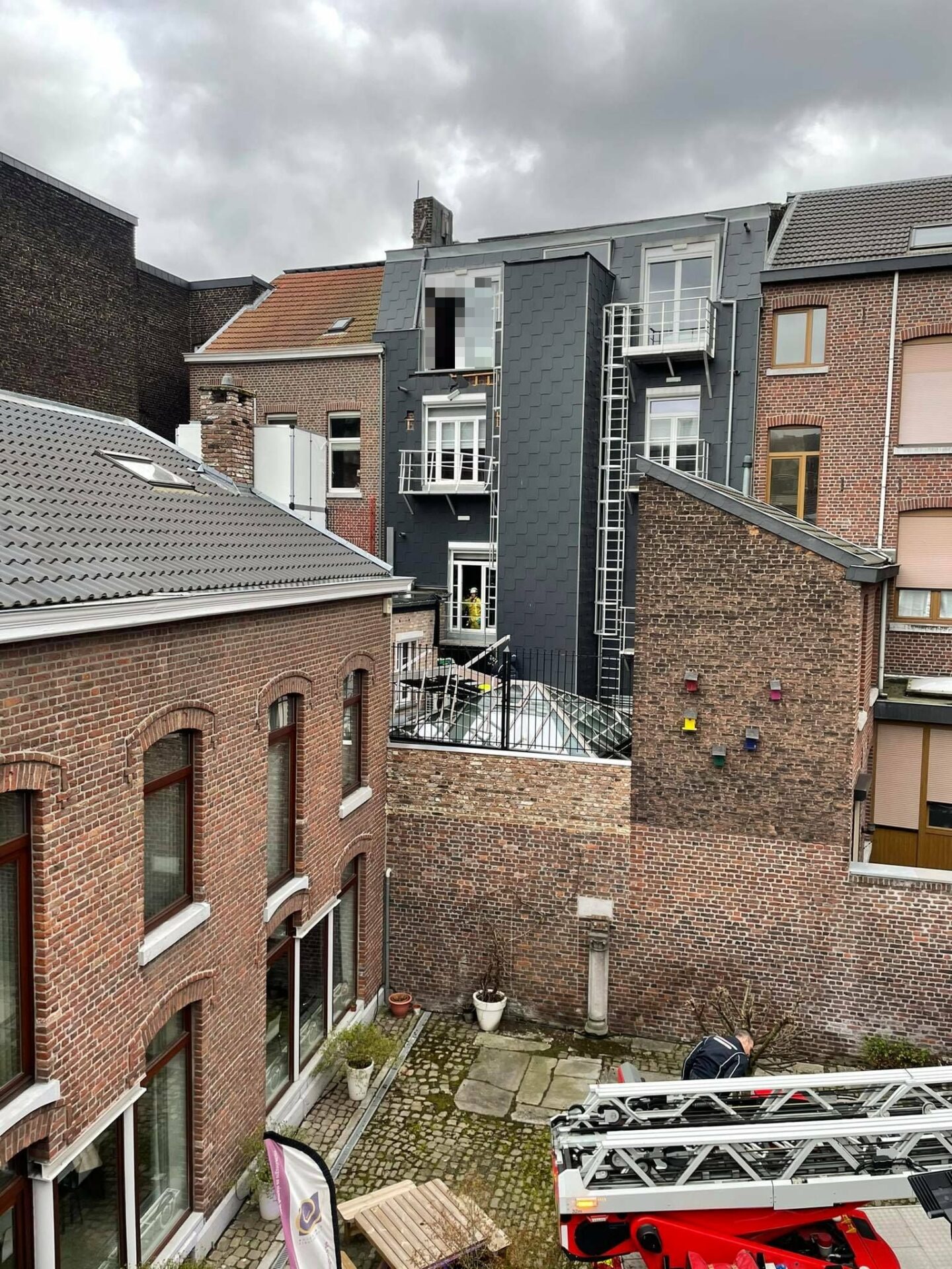 Une personne décède dans l’effondrement d’un balcon boulevard de la Constitution
