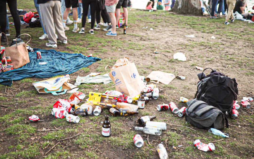 Encore beaucoup de monde et trop de déchets jetés par terre au parc de la Boverie