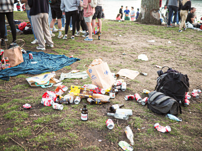 Encore beaucoup de monde et trop de déchets jetés par terre au parc de la Boverie