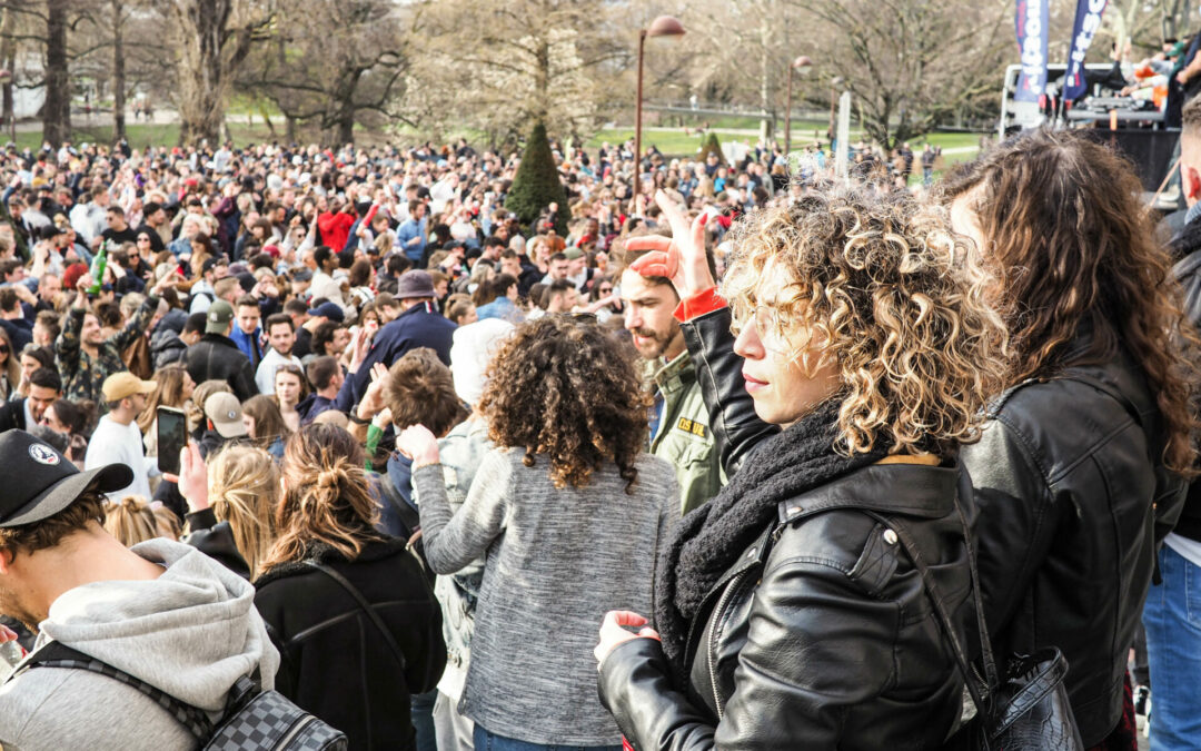 Une fête de 1.500 personnes avec DJ et sono au parc de la Boverie pour manifester contre les mesures sanitaires