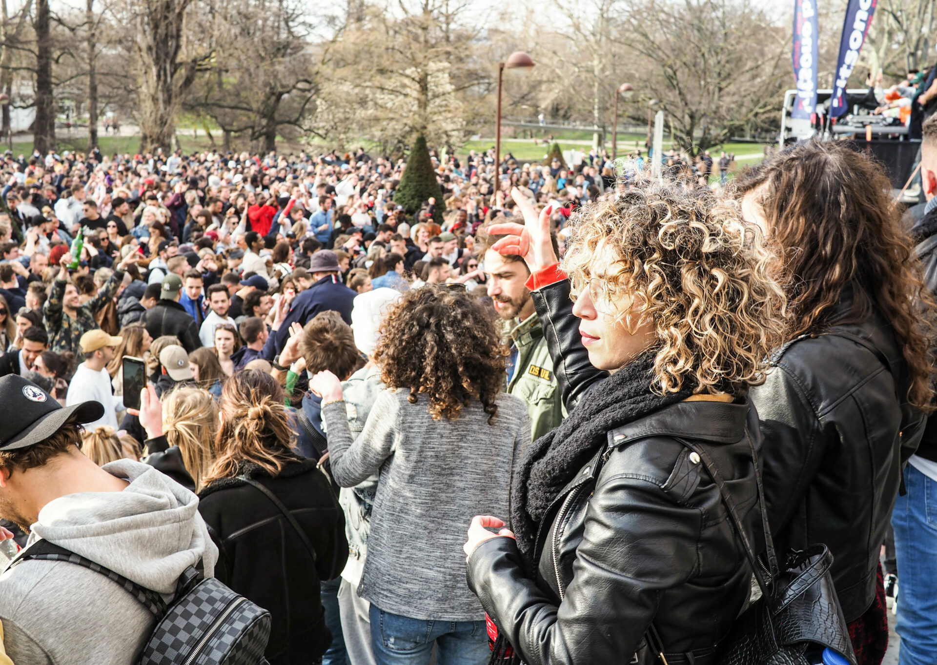 Une fête de 1.500 personnes avec DJ et sono au parc de la Boverie pour manifester contre les mesures sanitaires