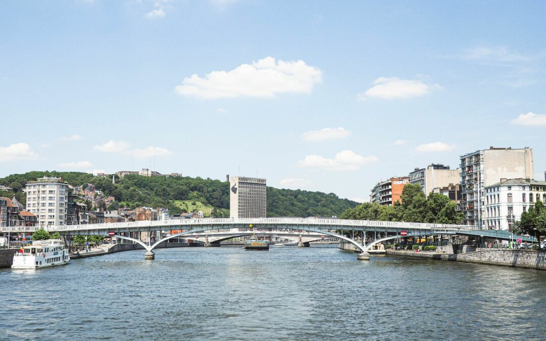 La passerelle qui relie la Grand Poste à Outremeuse va être démolie et reconstruite