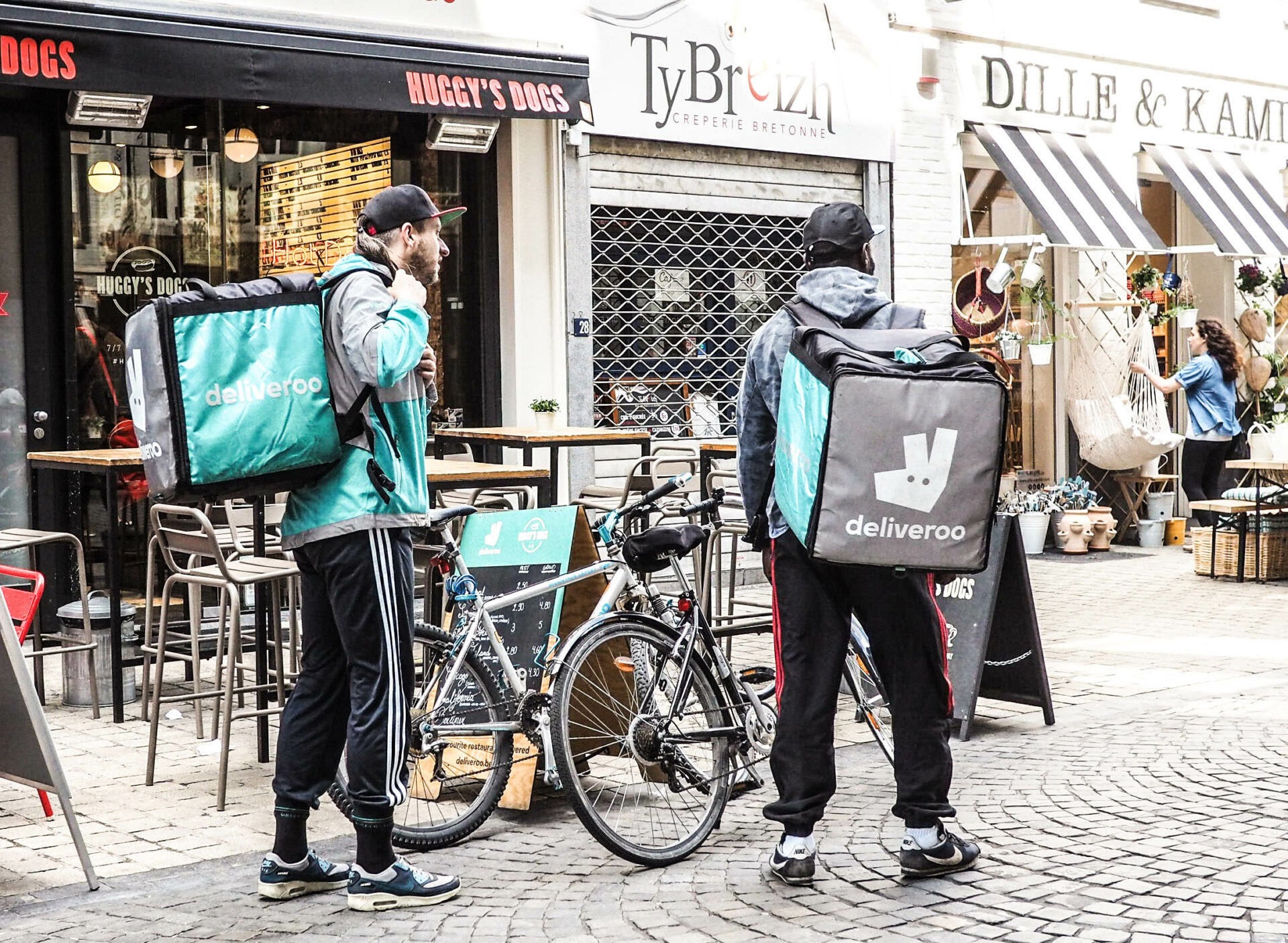 Il est désormais possible de se faire livrer des courses Carrefour via Deliveroo
