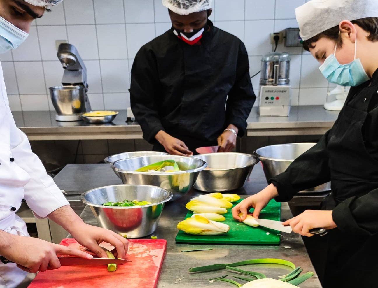 Des repas gratuits pour les étudiants de la HEL préparés par les élèves de l’école d’Hôtellerie