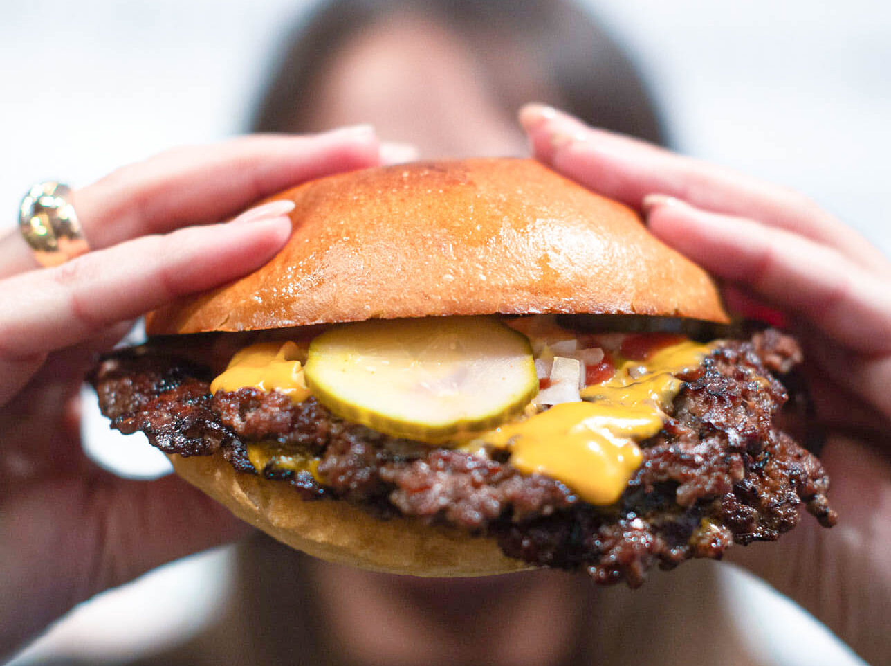 Un restaurant de smash burgers ouvre aujourd’hui à Liège