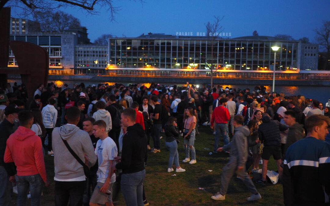 Nuisances sonores, incivilités, bagarres,… : les quais de Meuse proches des Guillemins victimes de leur succès