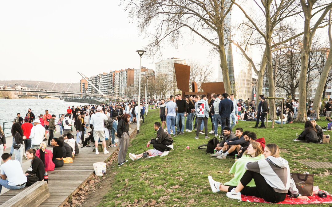 Encore de gros rassemblements près de la Boverie hier: le bourgmestre demande des renforts de police