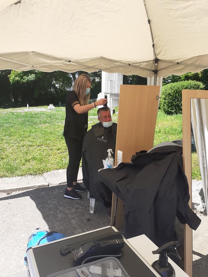 Une coiffeuse relooke gratuitement les SDF à la Chartreuse