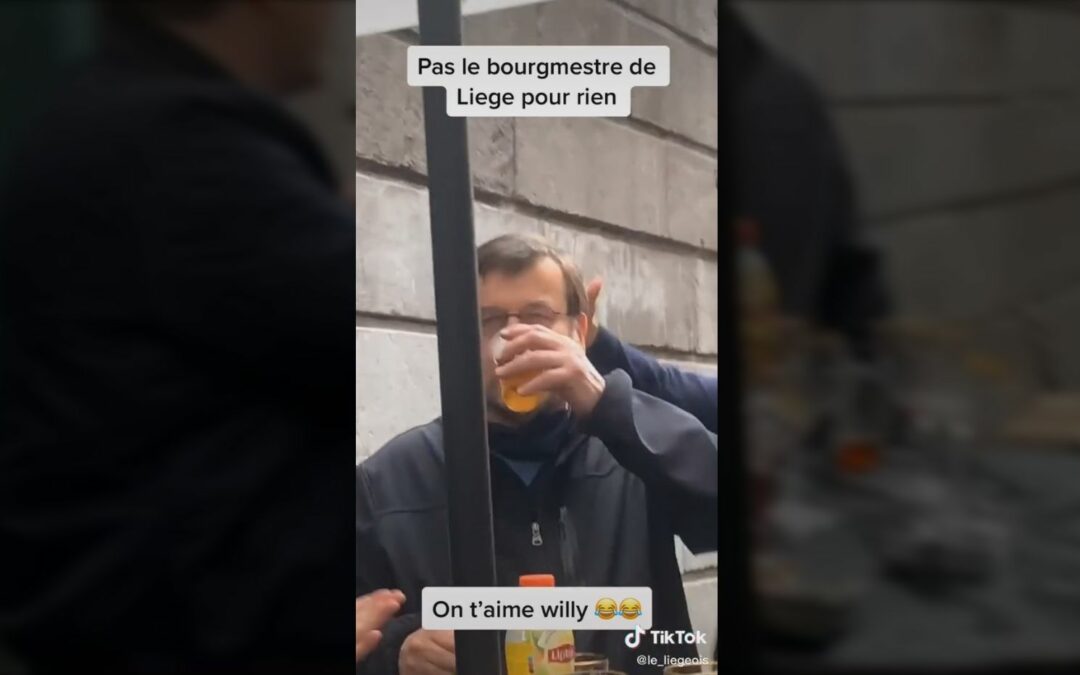 Le bourgmestre Demeyer afonne une bière: près de 15.000 likes et partages sur les réseaux sociaux