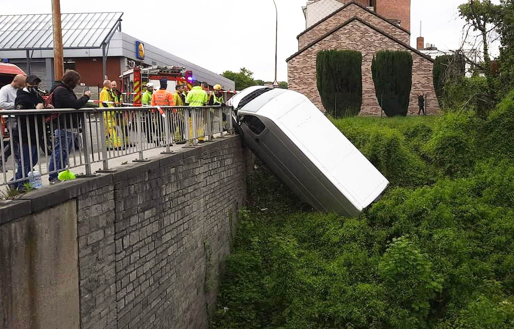 Problème de frein à main: une camionnette fait une chute spectaculaire à Saint-Laurent