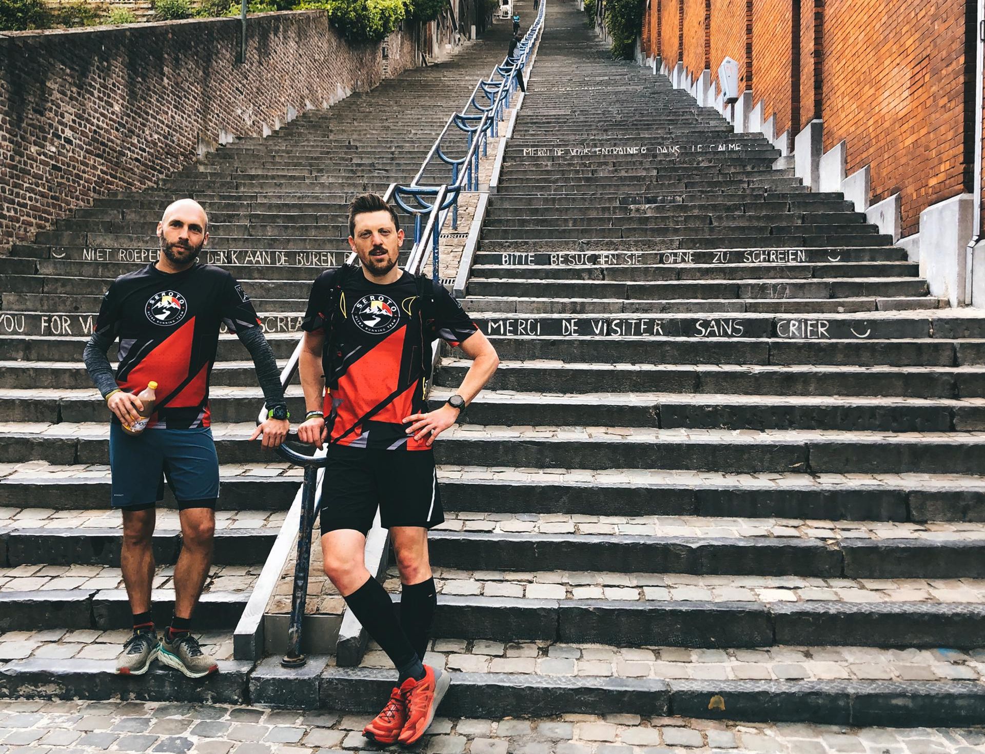 Deux ultra-trailers grimpent plus de 350 fois les 374 escaliers de la montagne de Bueren