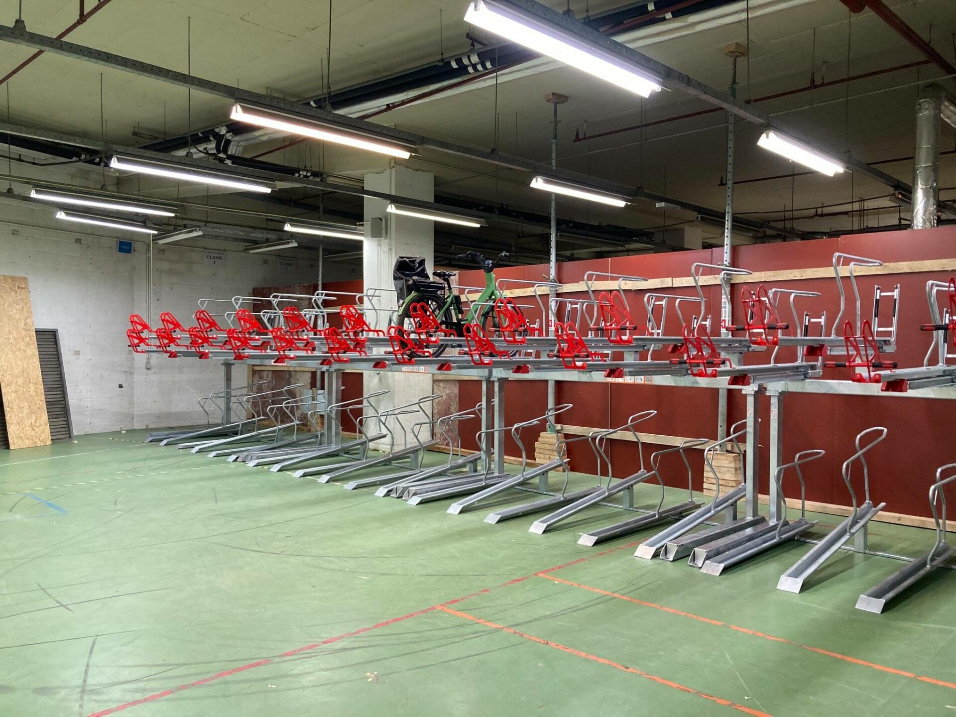 Un grand local à vélos a été installé pour le personnel communal à l’Îlot Saint-Georges