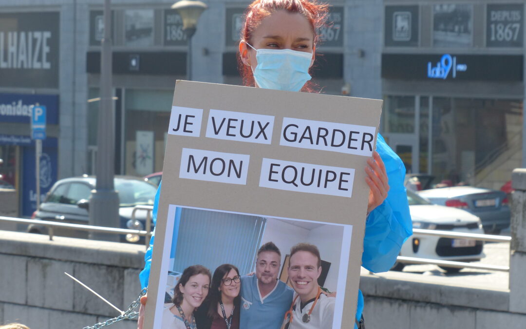 Nouvelle action des patients atteints de mucoviscidose sur la place Saint-Lambert pour conserver leur équipe médicale
